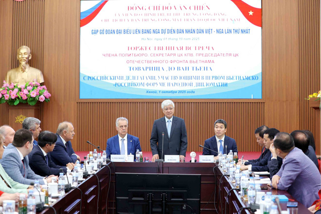 杜文站在会上发表讲话。图自越通社 vna-potal-chu-tich-uy-ban-tu-mttq-viet-nam-gap-mat-doan-dai-bieu-lien-bang-nga-8310287.jpg