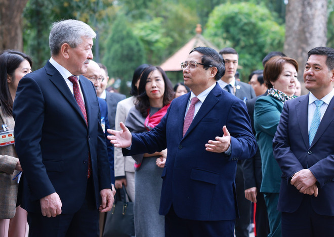 thu-tuong-pham-minh-chinh-gioi-thieu-voi-thu-tuong-kyrgyzstan-adylbek-kasymaliev-di-tich-nha-san-bac-ho-ttxvn.jpg