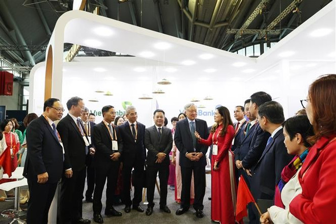 阮和平副总理参观越南国家银行展位。图自越通社 vna-potal-nganh-ngan-hang-viet-nam-hoi-nhap-sau-rong-vao-cong-dong-tai-chinh-toan-cau-8310998.jpg