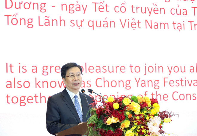 重庆市委副书记、市长胡衡华发表讲话。图自越通社 vna-potal-khai-truong-tong-lanh-su-quan-viet-nam-tai-trung-khanh-trung-quoc-8373213.jpg