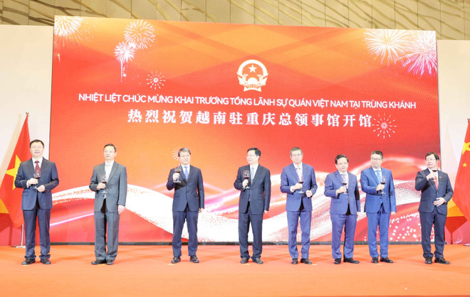 各位代表举杯祝贺。图自越通社 vna-potal-khai-truong-tong-lanh-su-quan-viet-nam-tai-trung-khanh-trung-quoc-8373208.jpg