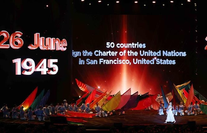 开幕式上的文艺表演节目。图自越通社 vna-potal-le-mo-ky-cong-uoc-ha-noi-8361671.jpg