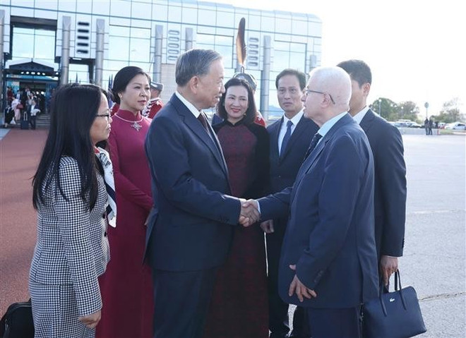 越共中央总书记苏林与夫人圆满结束对保加利亚共和国进行的正式访问。图自越通社 vna-potal-tong-bi-thu-to-lam-ket-thuc-chuyen-tham-chinh-thuc-bulgaria-8360883.jpg