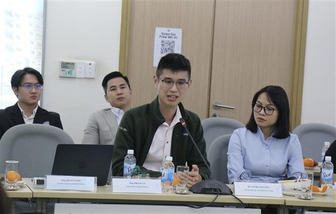 风险投资公司Onigiri Capital 的执行合伙人Qin En Looi发表讲话。图自越通社 vna-potal-toa-dam-tham-van-y-kien-xay-dung-he-sinh-thai-cong-nghe-tai-chinh-trong-trung-tam-tai-chinh-quoc-te-8360599.jpg