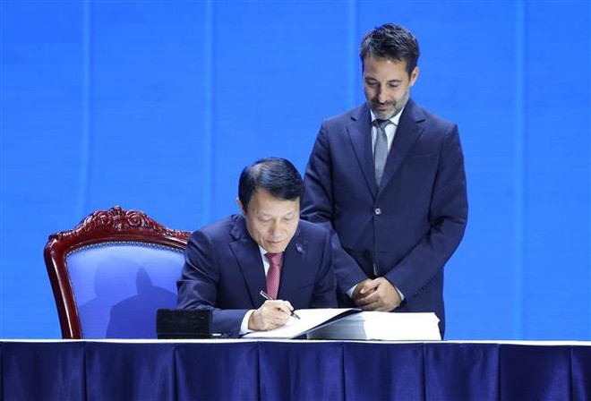 越南公安部长梁三光签署《联合国打击网络犯罪公约》。图自越通社 vna-potal-phien-mo-ky-cong-uoc-ha-noi-8361928.jpg