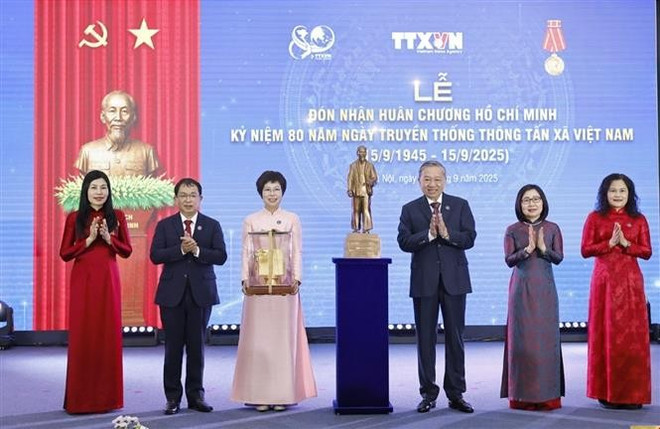苏林向越通社赠送胡志明主席塑像。图自越通社 vna-potal-le-ky-niem-80-nam-ngay-truyen-thong-thong-tan-xa-viet-nam-8274219.jpg