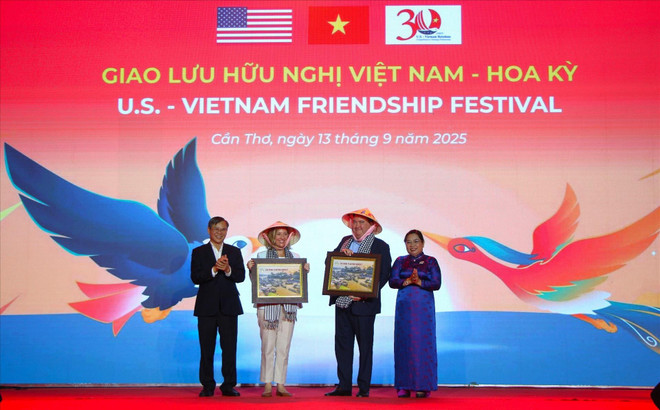 芹苴市领导向美国驻越南大使和美国总领事赠送纪念品。图自越通社 vna-potal-chuong-trinh-giao-luu-huu-nghi-viet-nam-hoa-ky-827368014-0-9-32.jpg