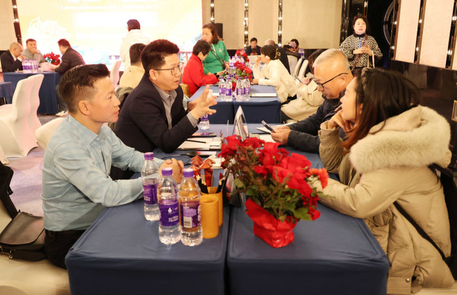 两国旅游企业代表互相交流。图自越通社 vna-potal-quang-ba-hinh-anh-dat-nuoc-viet-nam-than-thien-men-khach-toi-ban-be-trung-quoc-8353348.jpg