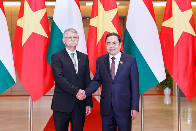 匈牙利国会主席格维尔•拉斯洛与国会主席陈青敏握手。图自越通社 vna-potal-chu-tich-quoc-hoi-tran-thanh-man-chu-tri-le-don-va-hoi-dam-voi-chu-tich-quoc-hoi-hungary-8349977.jpg