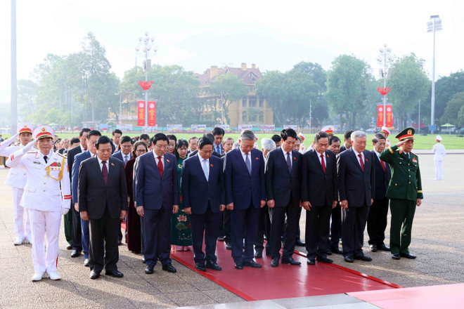 越南党、国家领导、国会代表入陵瞻仰胡志明主席遗容。图自越通社 vna-potal-cac-dai-bieu-quoc-hoi-dat-vong-hoa-va-vao-lang-vieng-chu-tich-ho-chi-minh-8012418.jpg