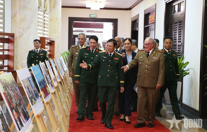阮新疆大将与阿尔瓦罗•洛佩斯•米耶拉上将参观有关两国关系的图片展。图自人民军报 img-0429.jpg
