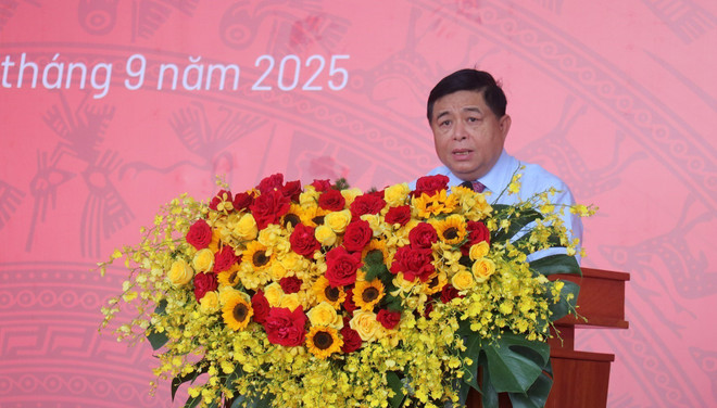 阮志勇副总理发表讲话。图自越通社 vna-potal-an-giang-khoi-cong-khoi-dong-cac-du-an-cong-trinh-phuc-vu-tuan-le-cap-cao-apec-2027-8293592.jpg