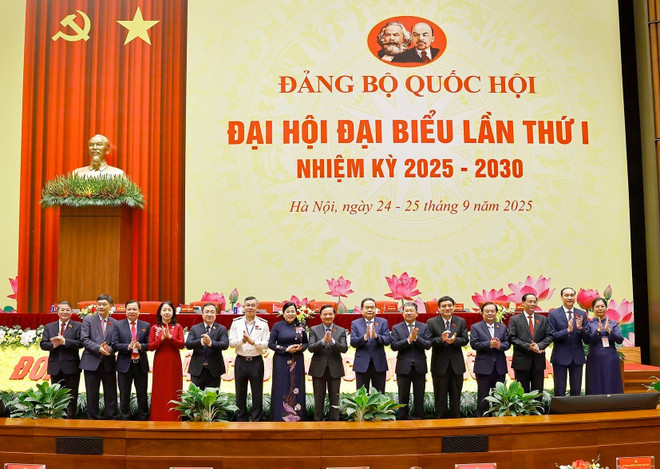 越南国会主席陈青敏与各位代表合影。图自越通社 vna-potal-phien-tru-bi-dai-hoi-dai-bieu-dang-bo-quoc-hoi-lan-thu-i-nhiem-ky-2025-2030-8293240.jpg
