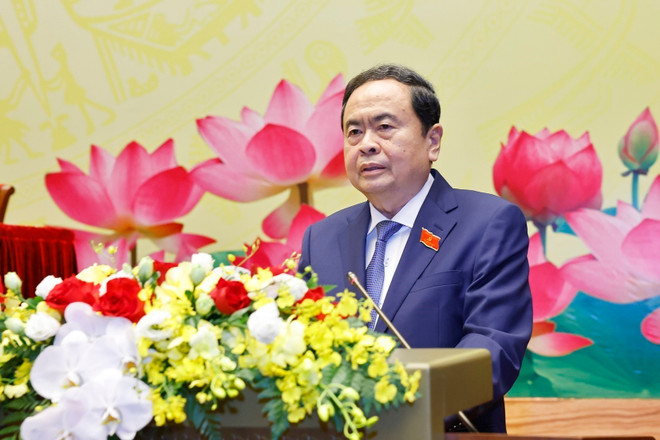 越共中央政治局委员、国会党组书记、国会主席陈青敏在会议上发言。图自越通社 vna-potal-phien-tru-bi-dai-hoi-dai-bieu-dang-bo-quoc-hoi-lan-thu-i-nhiem-ky-2025-2030-8293252.jpg