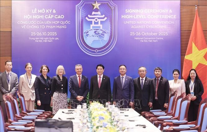 双方代表合影。图自越通社 1761382903344.jpg