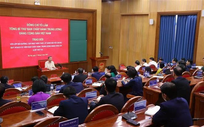 越共中央总书记苏林与越共十四届中央委员后备干部培训班学员们交流。图自越通社 vna-potal-tong-bi-thu-to-lam-trao-doi-voi-lop-boi-duong-can-bo-quy-hoach-uy-vien-trung-uong-dang-khoa-xiv-lop-thu-tu-8097171.jpg