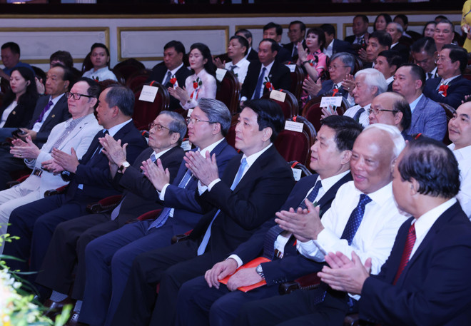 越南国家主席梁强和各位代表出席越南律师传统日80周年庆典。图自越通社 vna-potal-chu-tich-nuoc-du-le-ky-niem-80-nam-ngay-truyen-thong-luat-su-viet-nam-8328550.jpg