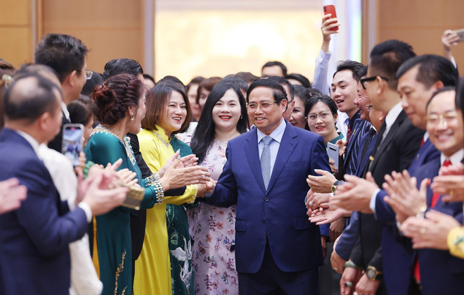 范明政总理与企业代表亲切交流。图自越通社 vna-potal-thu-tuong-gap-mat-dai-dien-doanh-nghiep-nhan-ngay-doanh-nhan-viet-nam-8327844.jpg