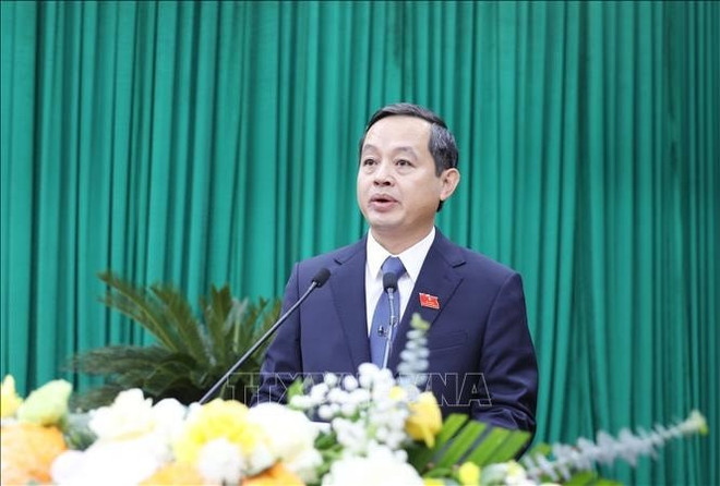 范黄山,新设太原省委副书记(2020-2025年任期)任新设太原省人民委员会主席(2021-2026年任期)。图自越通社 cdnmediabaotintucvn-upload-e9gdnzvhdfi8lzswc6uba-files-2025-06-pham-hoang-son-30625-10.jpg