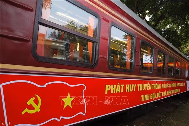 the-hanoi-train-1.jpg