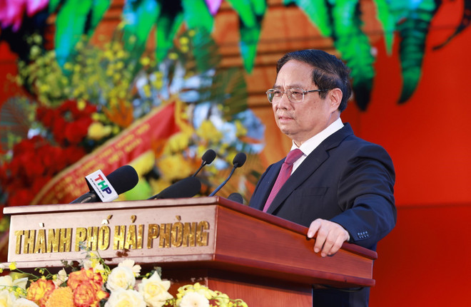范明政总理发表讲话。图自越通社 vna-potal-thu-tuong-du-le-cong-bo-cac-nghi-quyet-quyet-dinh-ve-sap-nhap-don-vi-hanh-chinh-tai-thanh-pho-hai-phong-8122168.jpg