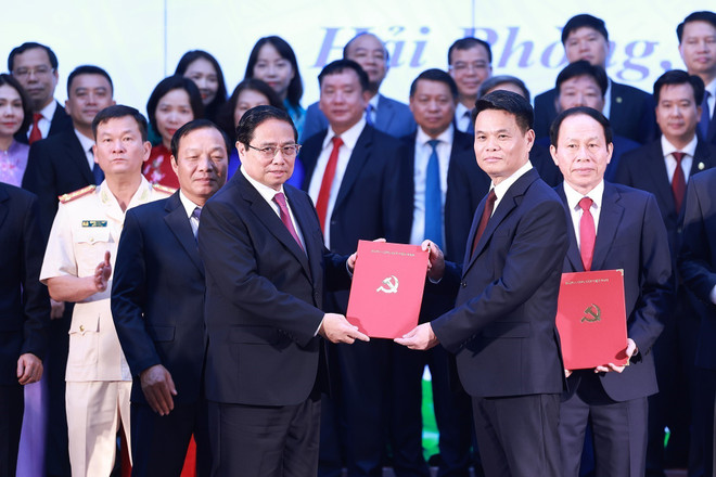 范明政颁发任命海阳省人民委员会主席黎玉珠同志为新海防市人民委员会主席等的决定。图自越通社 vna-potal-thu-tuong-du-le-cong-bo-cac-nghi-quyet-quyet-dinh-cua-trung-uong-ve-sap-nhap-don-vi-hanh-chinh-cho-thanh-pho-hai-phong-8121940.jpg