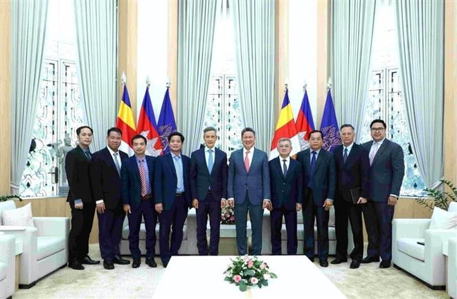 双方代表合影。图自越通社 vna-potal-dai-su-viet-nam-nguyen-minh-vu-lam-viec-voi-pho-thu-tuong-campuchia-sun-chanthol-8313709.jpg