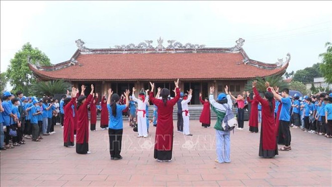 当地艺人表演春曲, 吸引众多游客的参加。图自越通社 hat-xoan.jpg