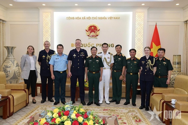 双方代表合影。图自人民报 2-2.jpg