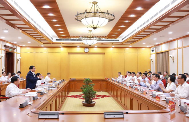 会议场景。图自越通社 vna-potal-thu-tuong-chu-tri-lam-viec-voi-ban-thuong-vu-cac-tinh-uy-an-giang-va-lam-dong-8254334.jpg