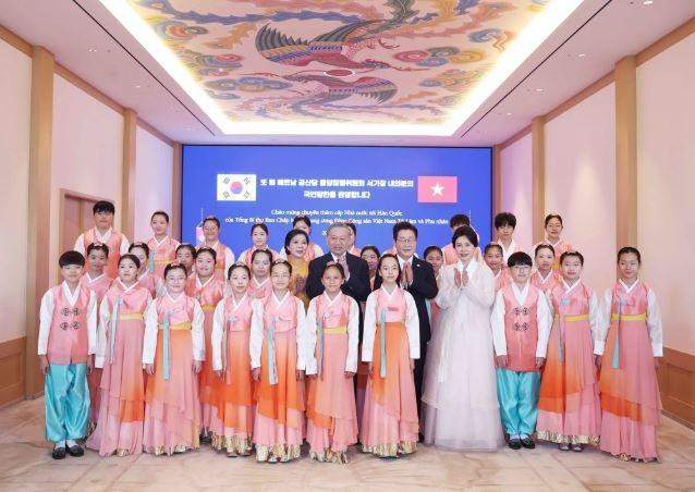 苏林总书记和夫人与李在明总统和夫人在欢迎仪式同韩国儿童合影。图自越通社 rok2.jpg