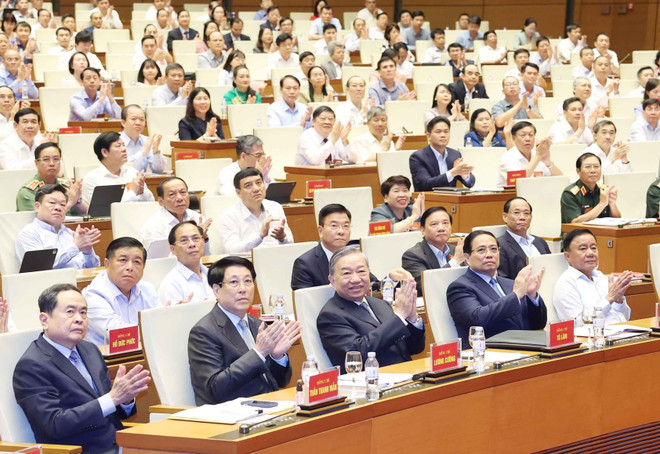 苏林总书记和各位领导代表出席会议。图自越通社 vna-potal-hoi-nghi-toan-quoc-quan-triet-trien-khai-thuc-hien-cac-nghi-quyet-so-59-70-71-va-72-cua-bo-chinh-tri-8277165.jpg