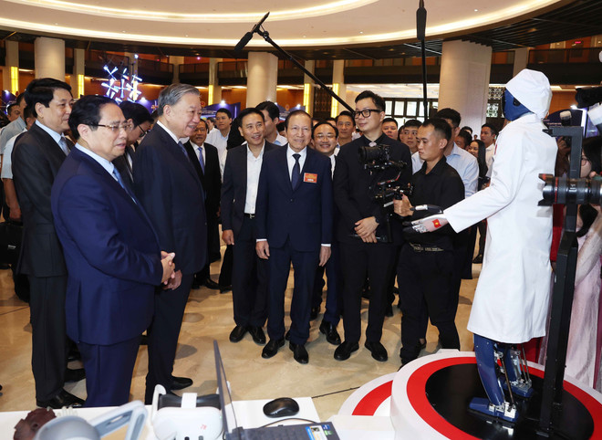 苏林总书记以及党和国家领导人参观“医疗与教育领域的突出成就”展览。图自越通社 vna-potal-hoi-nghi-toan-quoc-quan-triet-trien-khai-thuc-hien-4-nghi-quyet-cua-bo-chinh-tri-8277211.jpg