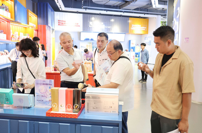 中国消费者参观和体验越南产品。图自越通社 vna-potal-camex-noi-hoi-tu-hang-nghin-san-pham-dac-trung-cua-cac-nuoc-asean-va-trung-quoc-8276748.jpg
