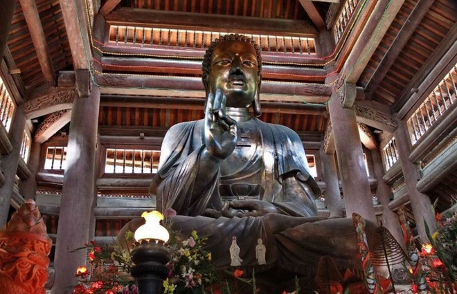 山水寺有越南最大的整体式如来佛祖青铜像。 khampha-anh29-ufne.jpg