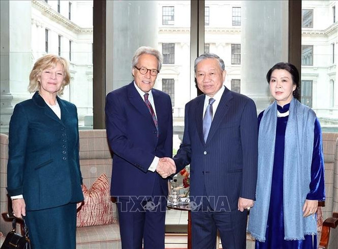 苏林总书记与英国王室里士满公爵握手。图自越通社 cong-tuoc.jpg