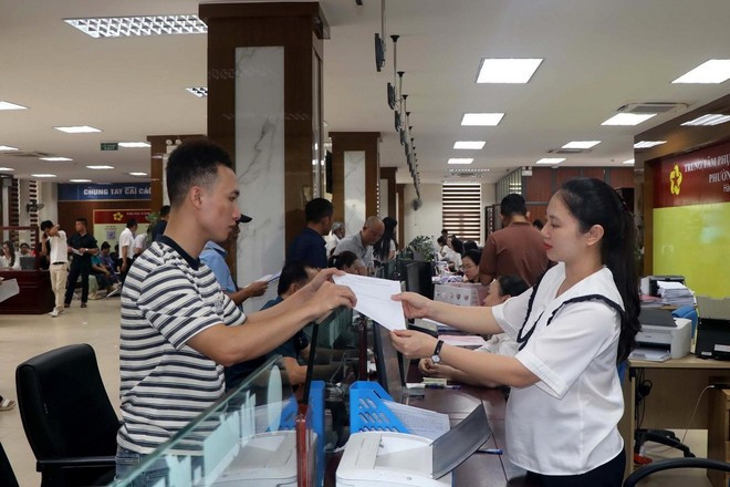 民众办理行政手续。图自越通社 kpi-2.jpg