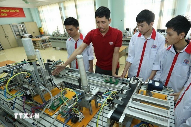 河内工艺职业高等大专的教师向学生介绍自动化模型。图自越通社 chuyen-doi-so-3.jpg