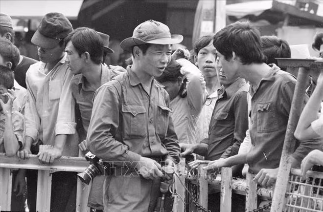 50-nam-thong-nhat-dat-nuoc-phong-vien-nhung-chien-sy-thong-tin-dau-tien-ghi-lai-khoanh-khac-lich-su-cua-dan-toc-stand.jpg
