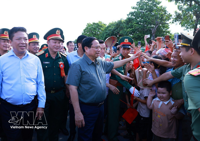 范明政总理与32C国道新封州桥项目区居民交流。图自越通社 vnanet-du-le-khanh-thanh-cau-pc.jpg