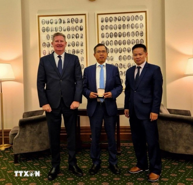 范雄心大使礼节性拜会南澳洲参议院议长斯蒂芬斯(Terry Stephens)。图自越通社 bang-nam-australia-coi-hop-tac-voi-viet-nam-la-mot-uu-tien-va-con-nhieu-tiem-nang2.jpg