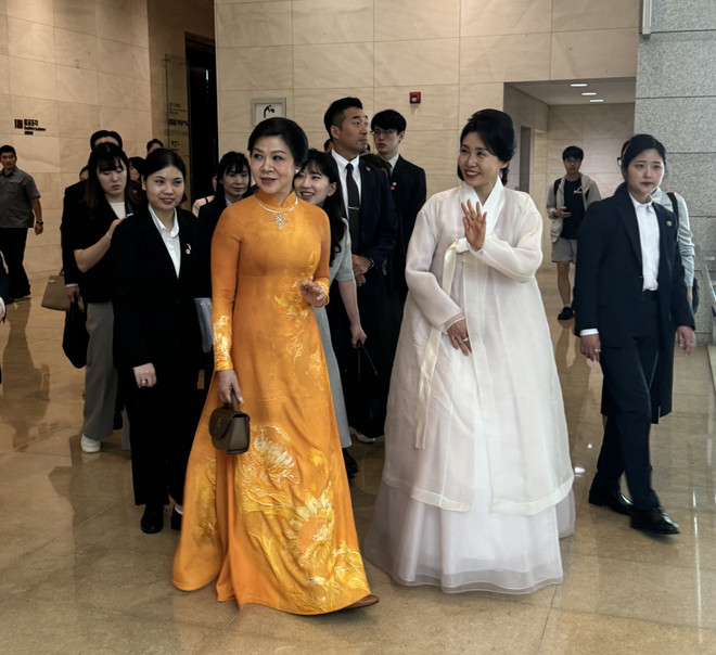 韩国总统夫人金惠景与苏林总书记夫人吴芳璃一同参观韩国国立中央博物馆。图自越通社 vna-potal-phu-nhan-tong-bi-thu-tham-quan-bao-tang-quoc-gia-han-quoc-101604741-8204853.jpg