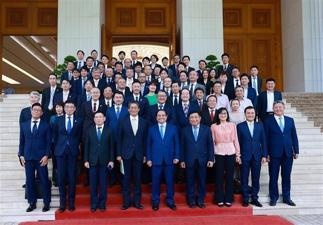 范明政总理与两国代表合影。图自越通社 vna-potal-thu-tuong-toa-dam-voi-cac-doanh-nghiep-nhat-ban-dang-dau-tu-tai-viet-nam-8205335.jpg