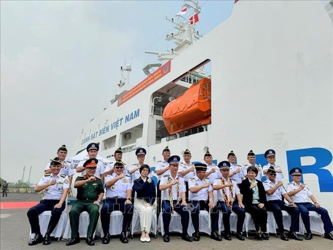 越南常驻东盟代表团团长孙氏玉香、印度尼西亚海警司令Irvansyah上将和各位代表合影。图自越通社 tau-csb-1.jpg