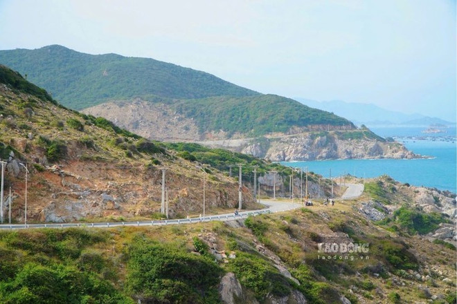 DT702公路长约60公里,依偎在主山国家公园旁,面朝东海。这条路串接许多著名的旅游景点。图自劳动报 khampha-anh117-bvse.jpg