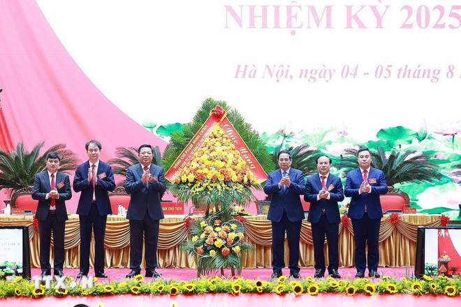 范明政总理祝贺建设部党委第一次代表大会。图自越通社 0508-thu-tuong-bo-xay-dung-13.jpg