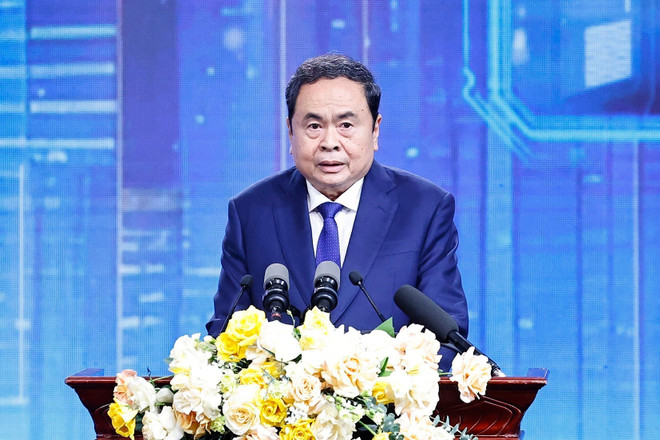 国会主席陈青敏在颁奖仪式上发言。图自越通社 vna-potal-chu-tich-quoc-hoi-tran-thanh-man-du-le-trao-giai-nhan-tai-dat-viet-nam-2025-8367993-1.jpg