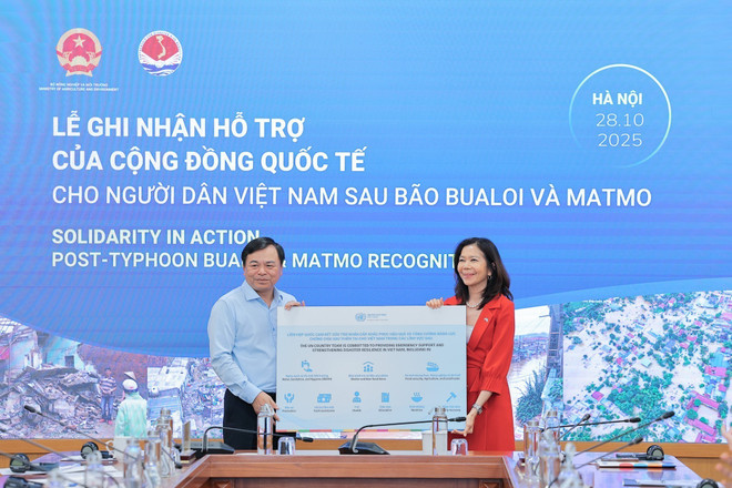 阮黄协副部长接受联合国的援助。图自越通社 vna-potal-le-ghi-nhan-ho-tro-cua-cong-dong-quoc-te-cho-viet-nam-sau-bao-bualoi-va-matmo-8369342.jpg