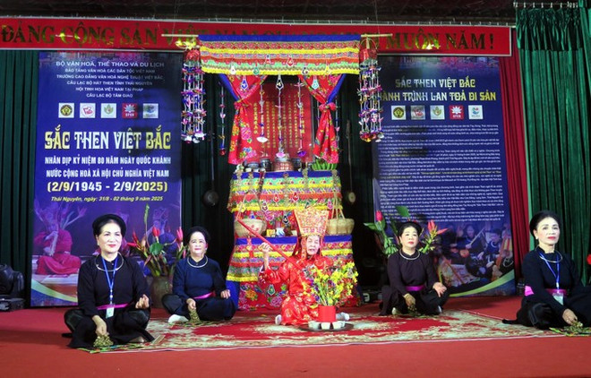 谅山省人民艺术家农氏林(红色衣服)参加天曲表演。图自越通社 then3-10925.jpg