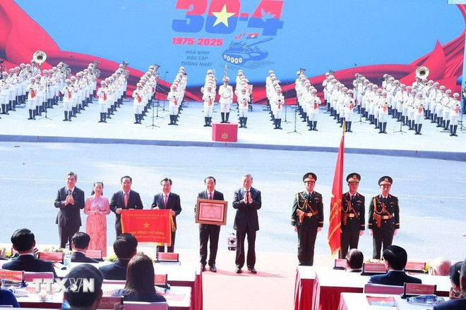 苏林总书记向胡志明市授予劳动勋章。图自越通社 tong-bi-thu-to-lam-trao-huan-chuong-lao-dong-tphcm-4.jpg